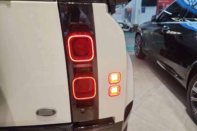 Used Land Rover Defender 2024 110 3.0T P400 X-DYNAMIC HSE Right Rear Taillight