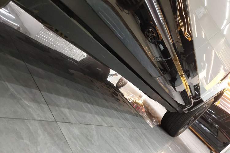 Used Land Rover Defender 2024 110 3.0T P400 X-DYNAMIC HSE Right Side Sill