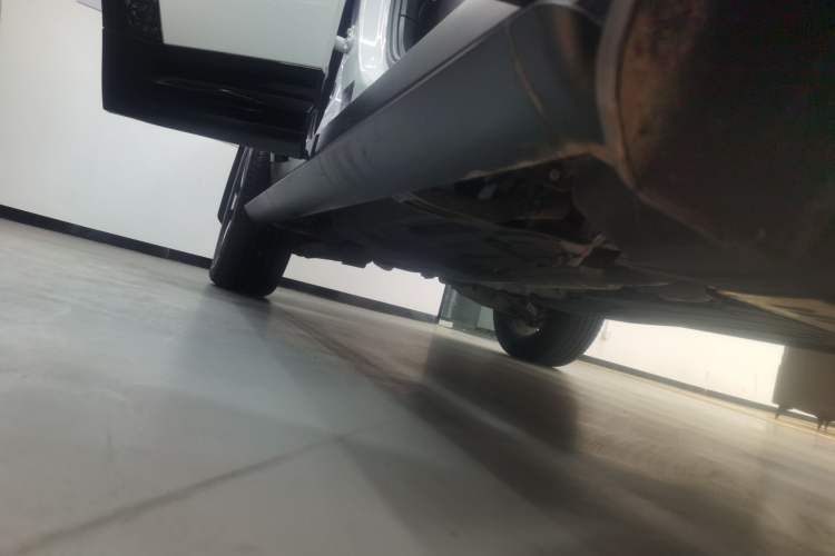 Used Land Rover Defender 2024 110 3.0T P400 X-DYNAMIC HSE Right Side Sill
