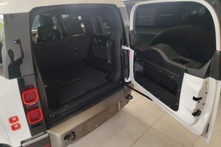 Used Land Rover Defender 2024 110 3.0T P400 X-DYNAMIC HSE Trunk