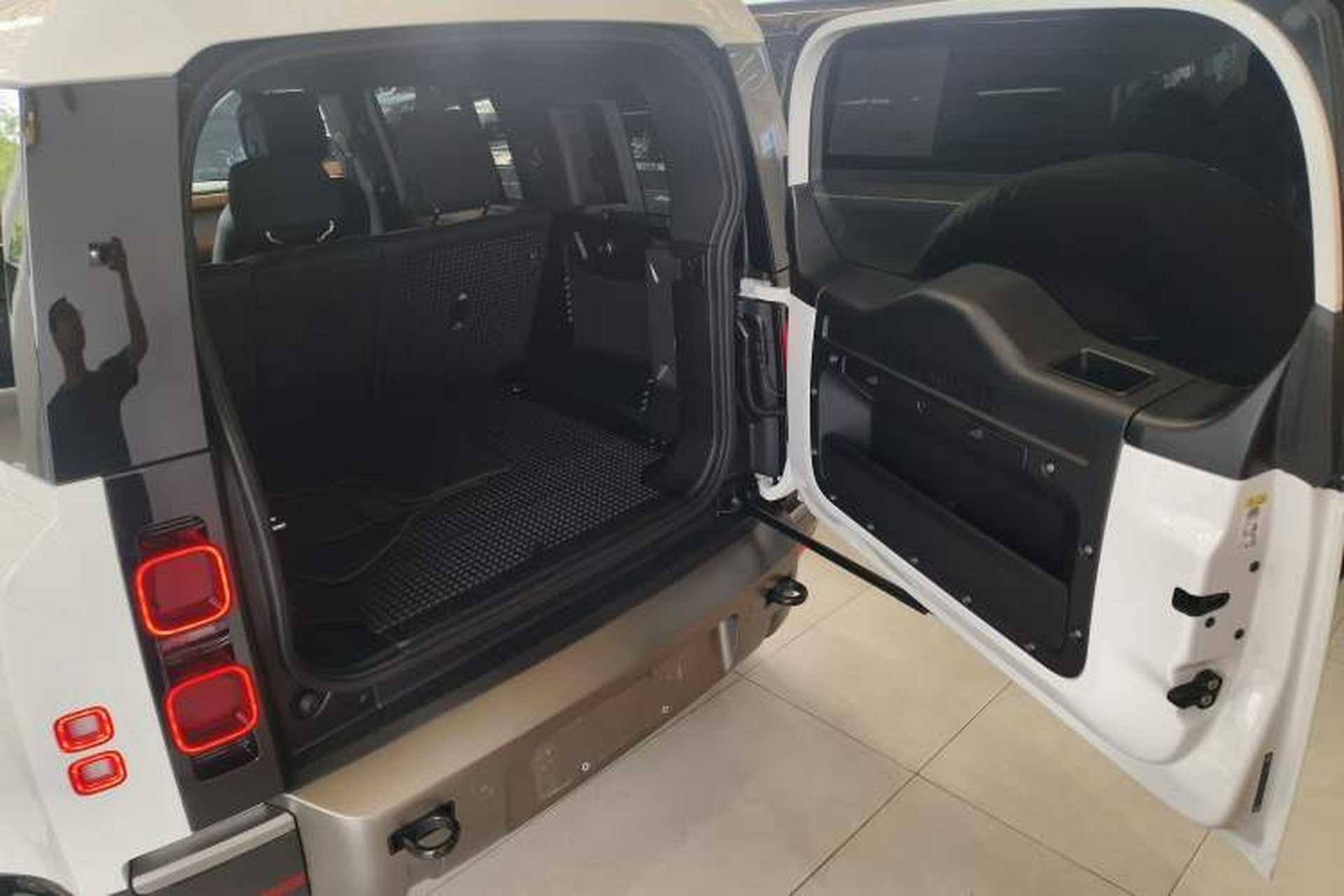 Used Land Rover Defender 2024 110 3.0T P400 X-DYNAMIC HSE Trunk