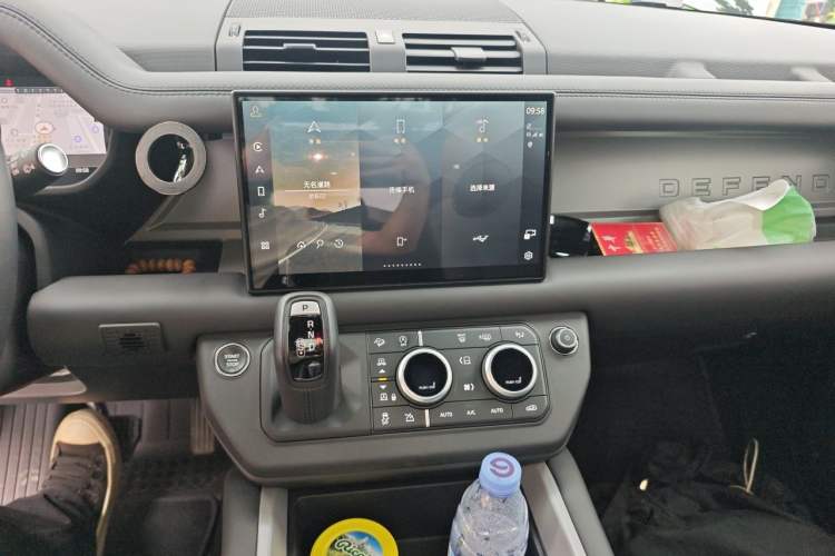 Used Land Rover Defender 2025 110 3.0T P400 – Dynamic HSE Audio And AC Panel