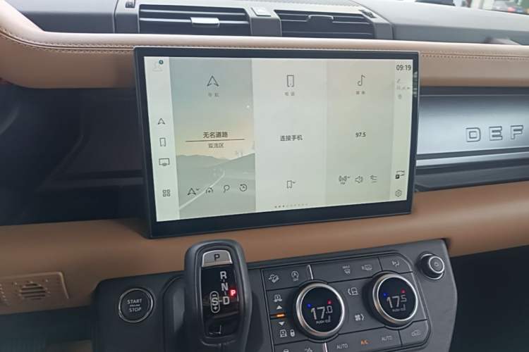 Used Land Rover Defender 2025 90 3.0T P400 X-Dynamic HSE Audio And AC Panel