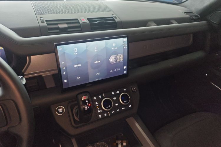 Used Land Rover Defender 2025 110 3.0T P400 – Dynamic HSE Audio And AC Panel