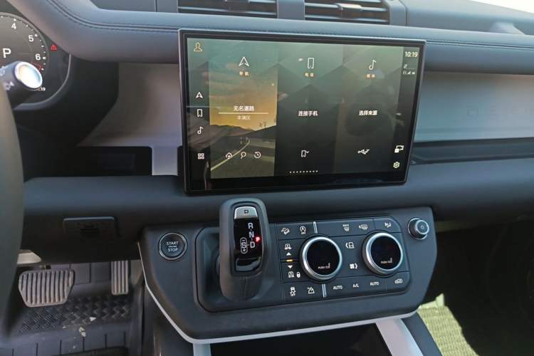 Used Land Rover Defender 2025 110 3.0T P400 X-Dynamic SE Audio And AC Panel