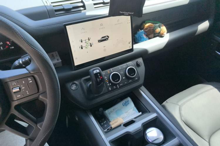 Used Land Rover Defender 2025 110 3.0T P400 Dark Edition Audio And AC Panel
