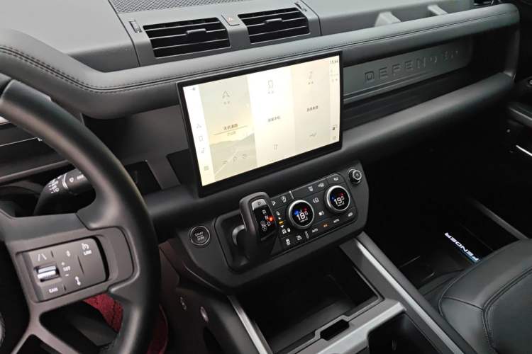 Used Land Rover Defender 2025 110 3.0T P400 – Dynamic HSE Audio And AC Panel