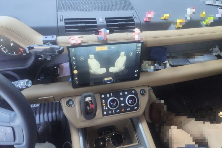 Used Land Rover Defender 2025 110 3.0T P400 – Dynamic HSE Audio And AC Panel