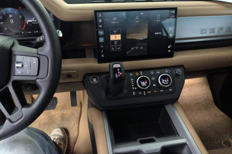 Used Land Rover Defender 2025 110 3.0T P400 Dark Edition Audio And AC Panel