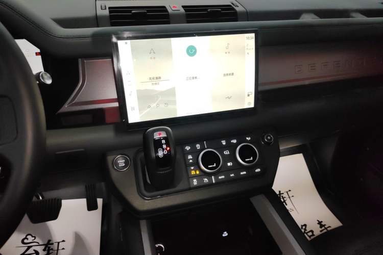 Used Land Rover Defender 2025 110 3.0T P400 – Dynamic HSE Audio And AC Panel