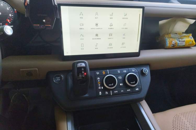 Used Land Rover Defender 2025 110 3.0T P400 – Dynamic HSE Audio And AC Panel
