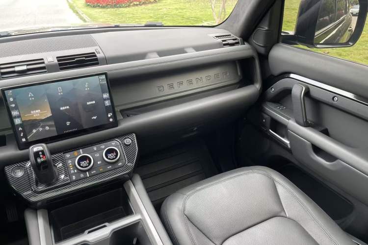 Used Land Rover Defender 2025 110 3.0T P400 Dark Edition Audio And AC Panel