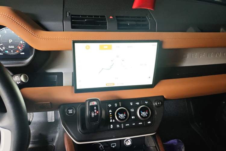 Used Land Rover Defender 2025 110 3.0T P400 X-Dynamic SE Audio And AC Panel
