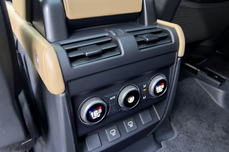 Used Land Rover Defender 2025 110 3.0T P400 – Dynamic HSE Audio And AC Panel
