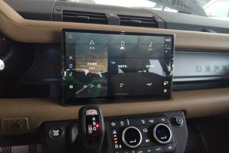 Used Land Rover Defender 2025 110 3.0T P400 – Dynamic HSE Audio And AC Panel
