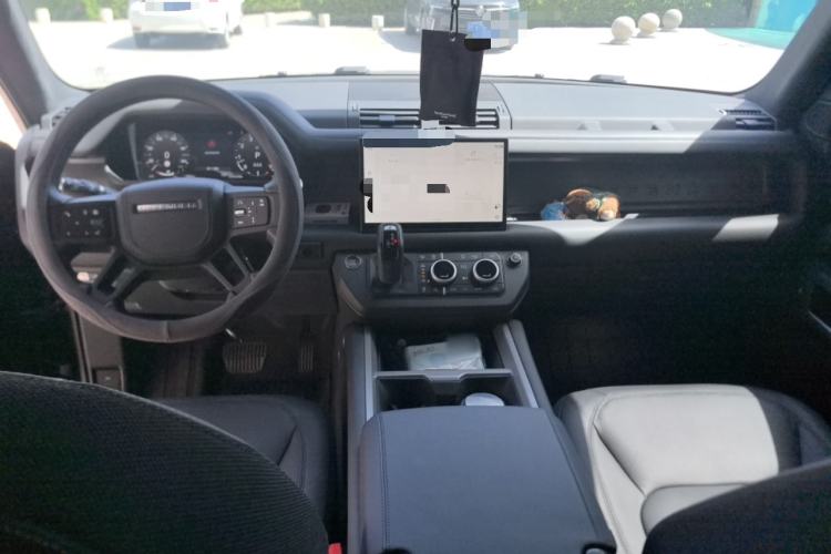Used Land Rover Defender 2025 110 3.0T P400 Dark Edition Center Console