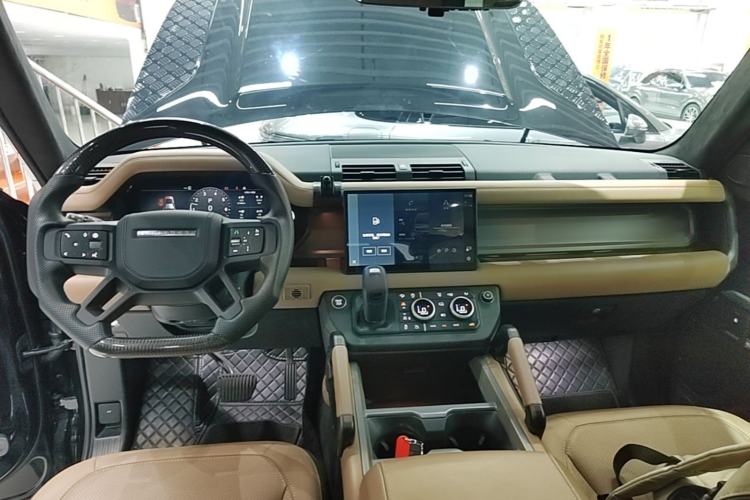Used Land Rover Defender 2025 110 3.0T P400 – Dynamic HSE Center Console
