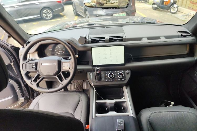 Used Land Rover Defender 2025 90 3.0T P400 X-Dynamic HSE Center Console
