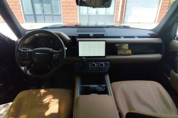 Used Land Rover Defender 2025 110 3.0T P400 – Dynamic HSE Center Console