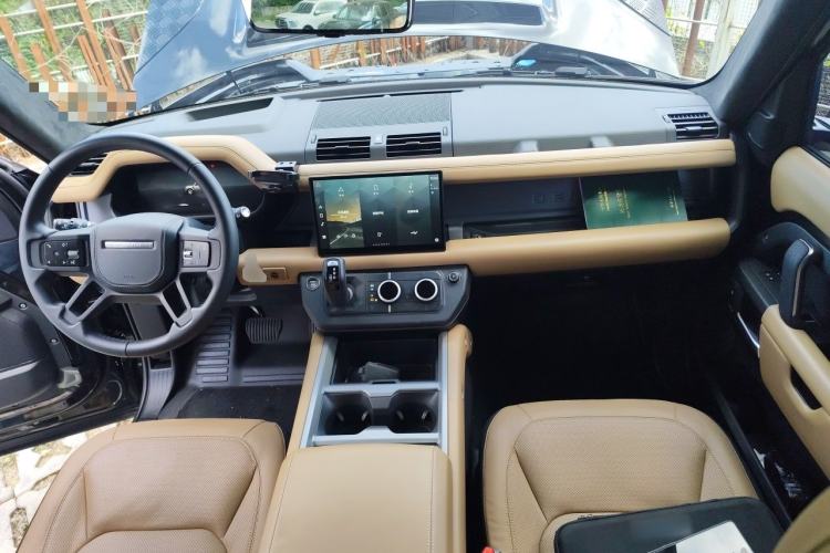 Used Land Rover Defender 2025 110 3.0T P400 – Dynamic HSE Center Console