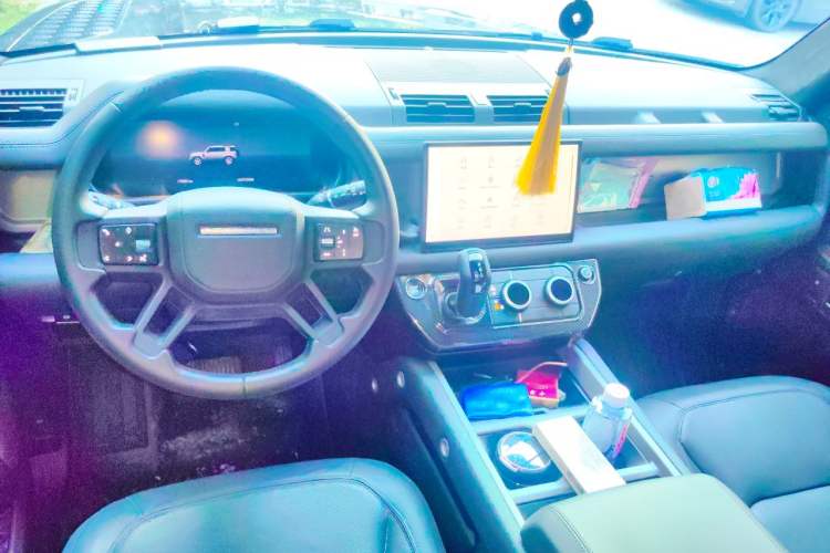 Used Land Rover Defender 2025 110 3.0T P400 Dark Edition Center Console