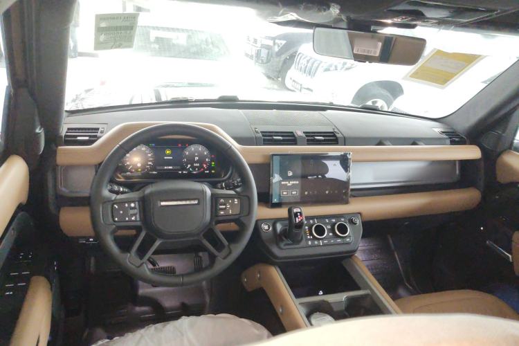 Used Land Rover Defender 2025 110 3.0T P400 – Dynamic HSE Center Console