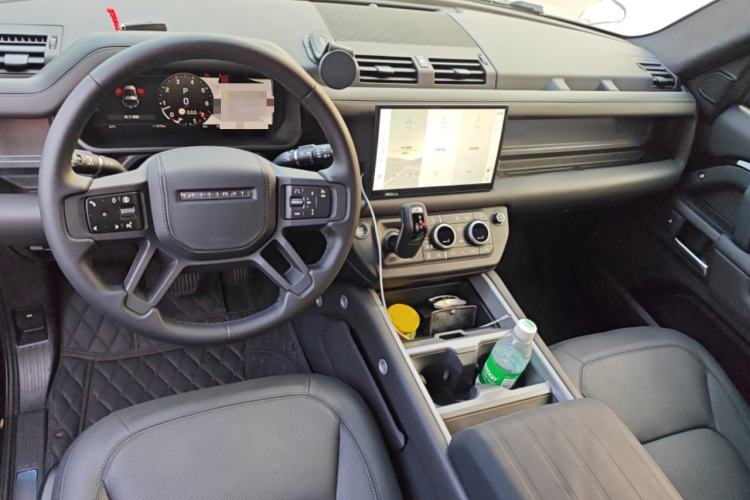 Used Land Rover Defender 2025 90 3.0T P400 X-Dynamic HSE Center Console