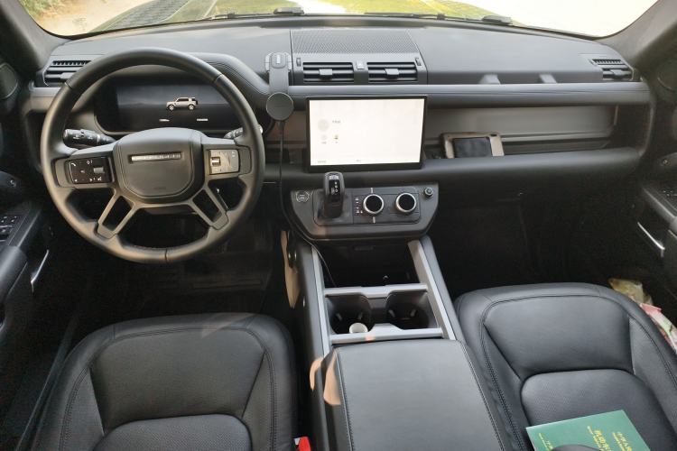 Used Land Rover Defender 2025 110 3.0T P400 – Dynamic HSE Center Console