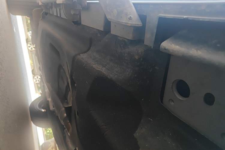 Used Land Rover Defender 2025 110 3.0T P400 – Dynamic HSE Chassis Front Right