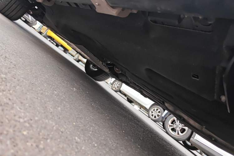 Used Land Rover Defender 2025 110 3.0T P400 – Dynamic HSE Chassis Rear Left