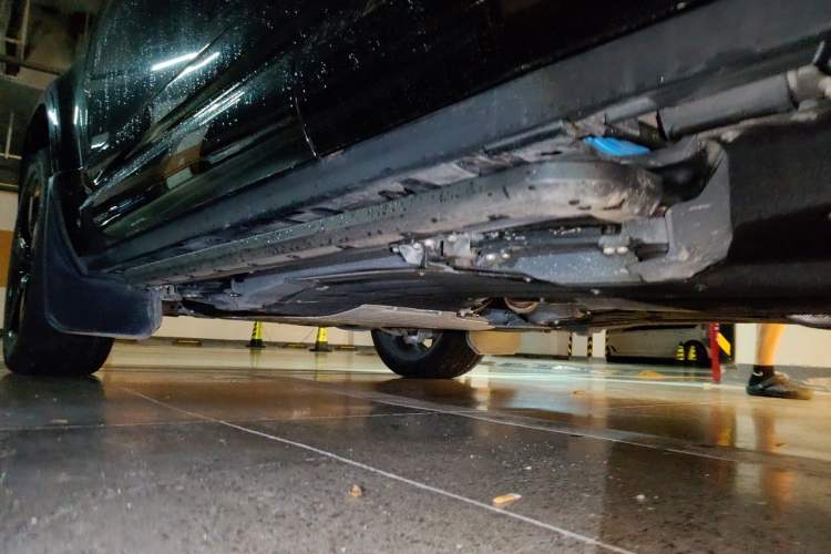 Used Land Rover Defender 2025 110 3.0T P400 – Dynamic HSE Chassis Rear Left