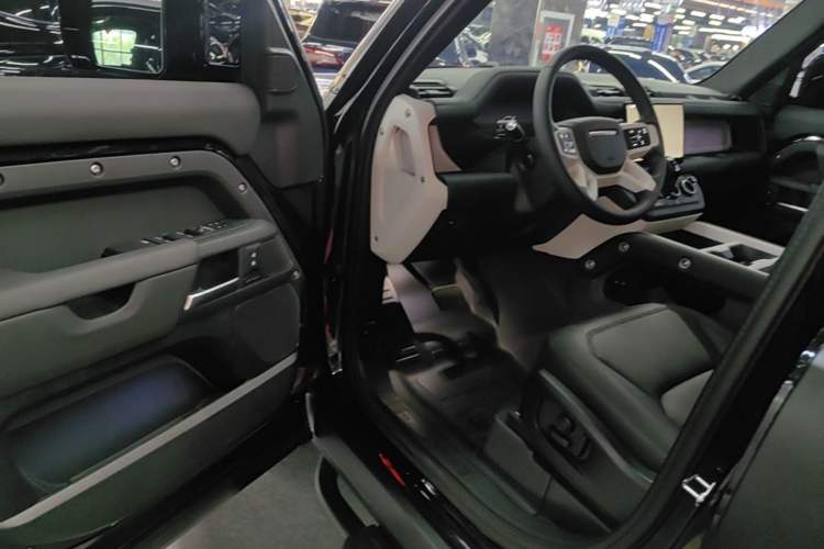 Used Land Rover Defender 2025 110 3.0T P400 X-Dynamic SE Driver Seat