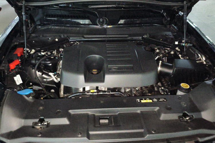 Used Land Rover Defender 2025 110 3.0T P400 – Dynamic HSE Engine Bay