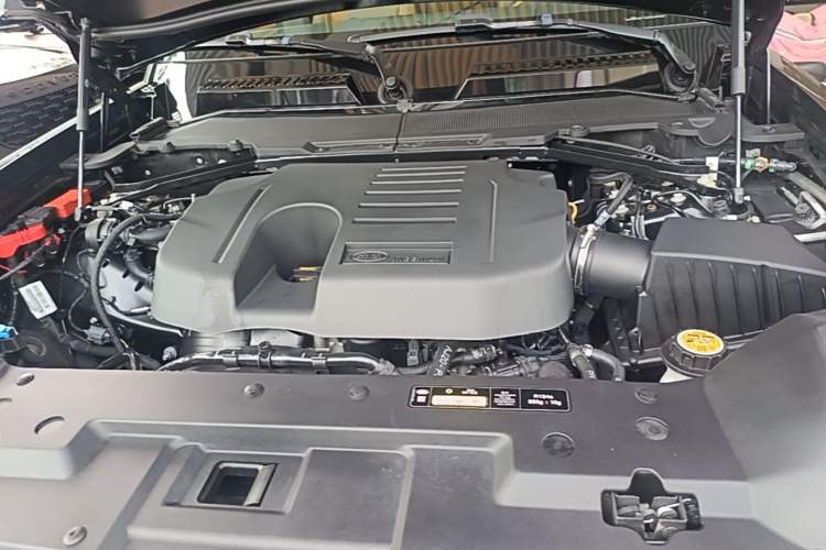 Used Land Rover Defender 2025 90 3.0T P400 X-Dynamic HSE Engine Bay