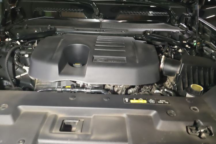 Used Land Rover Defender 2025 110 3.0T P400 – Dynamic HSE Engine Bay