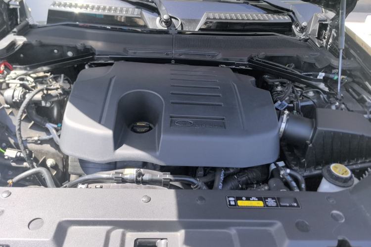 Used Land Rover Defender 2025 110 3.0T P400 Dark Edition Engine Bay