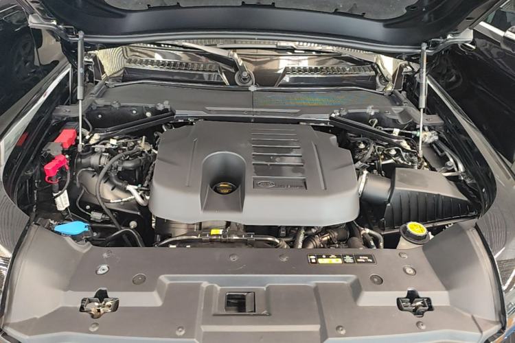 Used Land Rover Defender 2025 110 3.0T P400 – Dynamic HSE Engine Bay