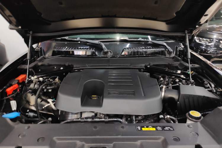 Used Land Rover Defender 2025 110 3.0T P400 – Dynamic HSE Engine Bay