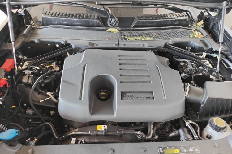 Used Land Rover Defender 2025 110 3.0T P400 Dark Edition Engine Bay