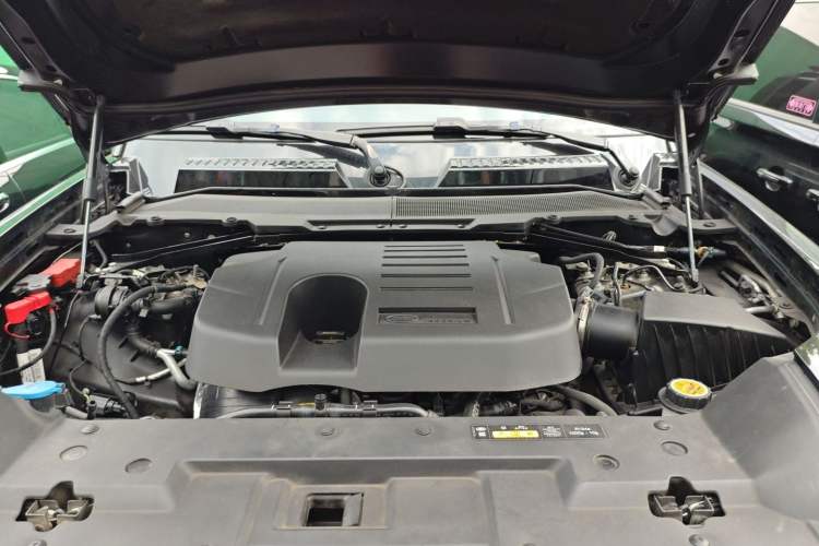 Used Land Rover Defender 2025 110 3.0T P400 Dark Edition Engine Bay