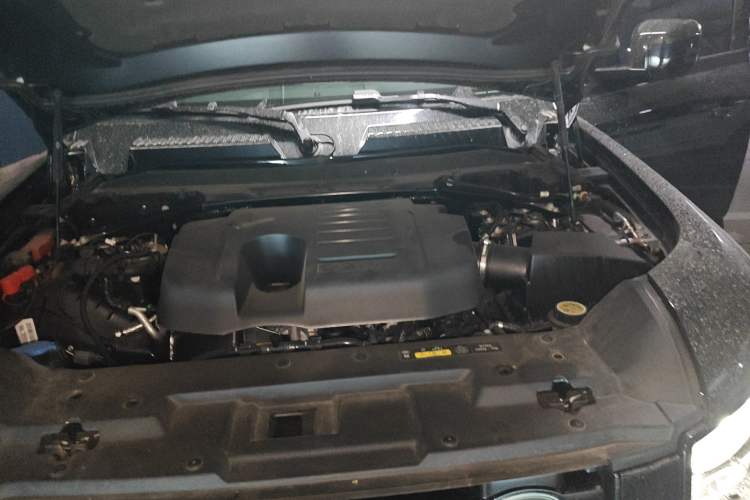 Used Land Rover Defender 2025 110 3.0T P400 – Dynamic HSE Engine Bay