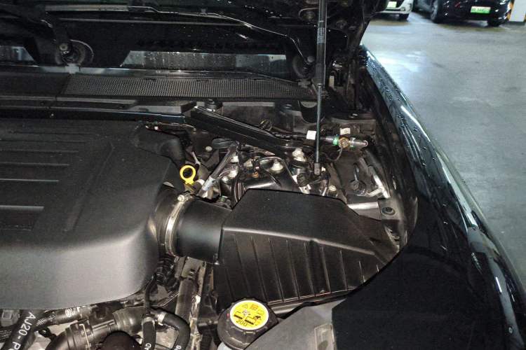 Used Land Rover Defender 2025 110 3.0T P400 – Dynamic HSE Engine Bay Left