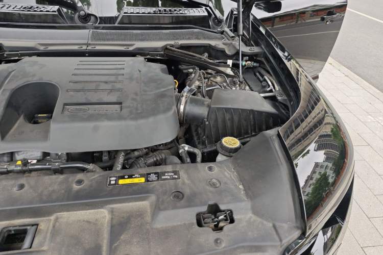 Used Land Rover Defender 2025 110 3.0T P400 – Dynamic HSE Engine Bay Left