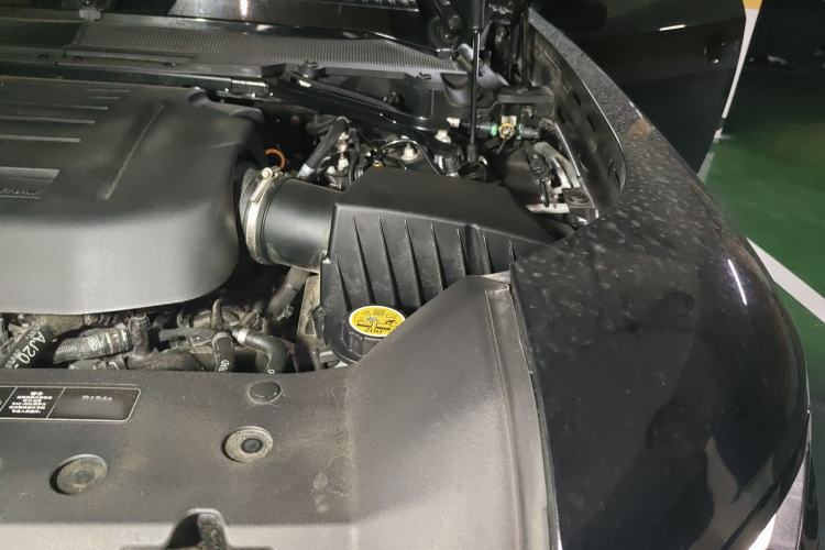 Used Land Rover Defender 2025 110 3.0T P400 – Dynamic HSE Engine Bay Left