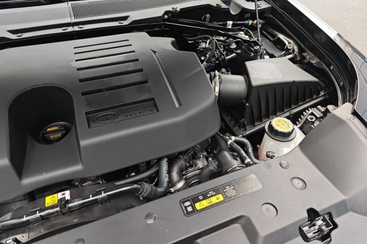 Used Land Rover Defender 2025 110 3.0T P400 – Dynamic HSE Engine Bay Left