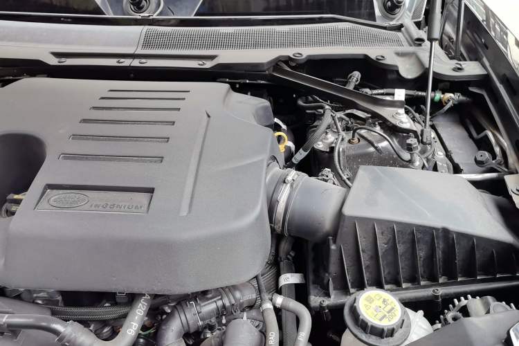Used Land Rover Defender 2025 110 3.0T P400 Dark Edition Engine Bay Left