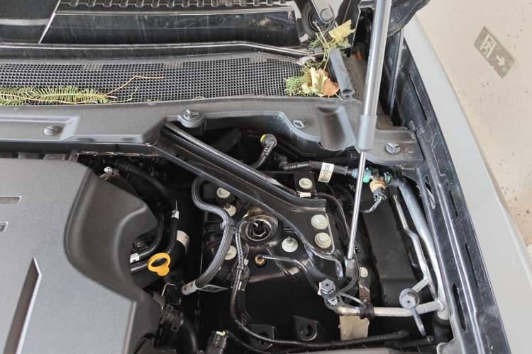 Used Land Rover Defender 2025 110 3.0T P400 Dark Edition Engine Bay Left