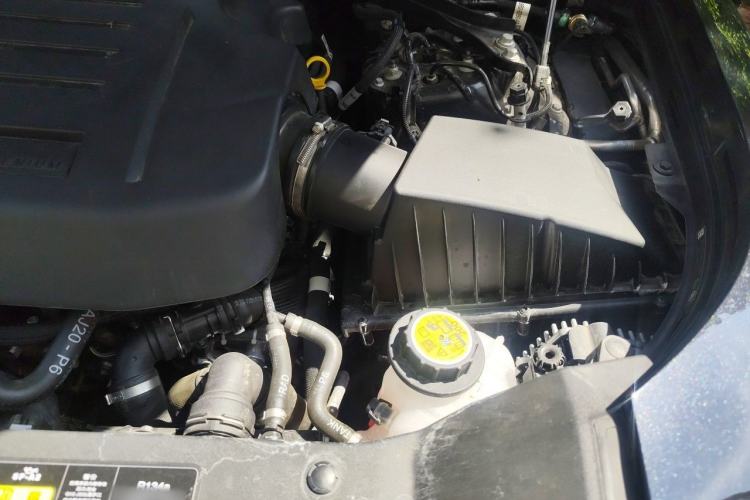 Used Land Rover Defender 2025 110 3.0T P400 – Dynamic HSE Engine Bay Left