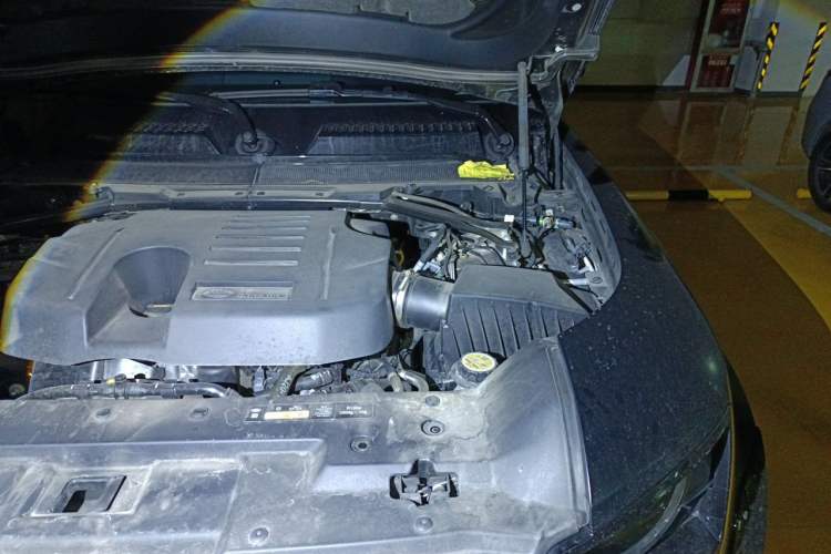 Used Land Rover Defender 2025 110 3.0T P400 – Dynamic HSE Engine Bay Left