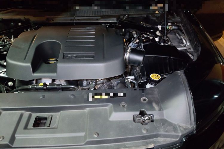 Used Land Rover Defender 2025 110 3.0T P400 – Dynamic HSE Engine Bay Left